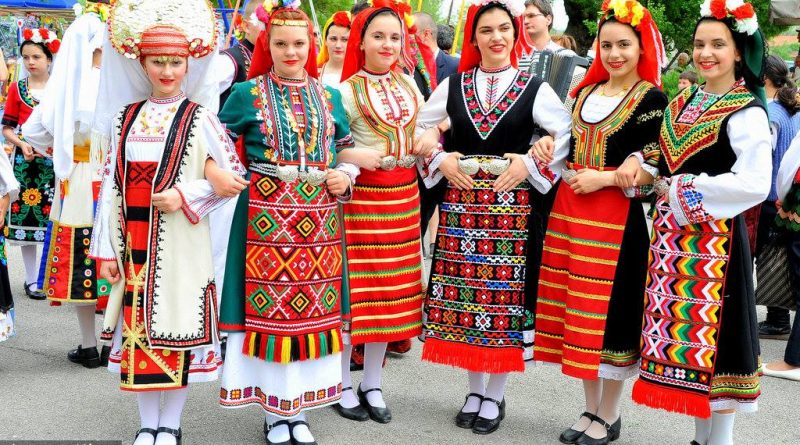 болгарки в народном костюме